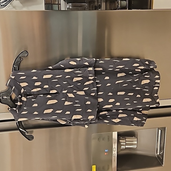 💕VERONICA M💕 Sleeveless Ruffle Blouse ~ Gray Print Medium M NWOT - Picture 3 of 7